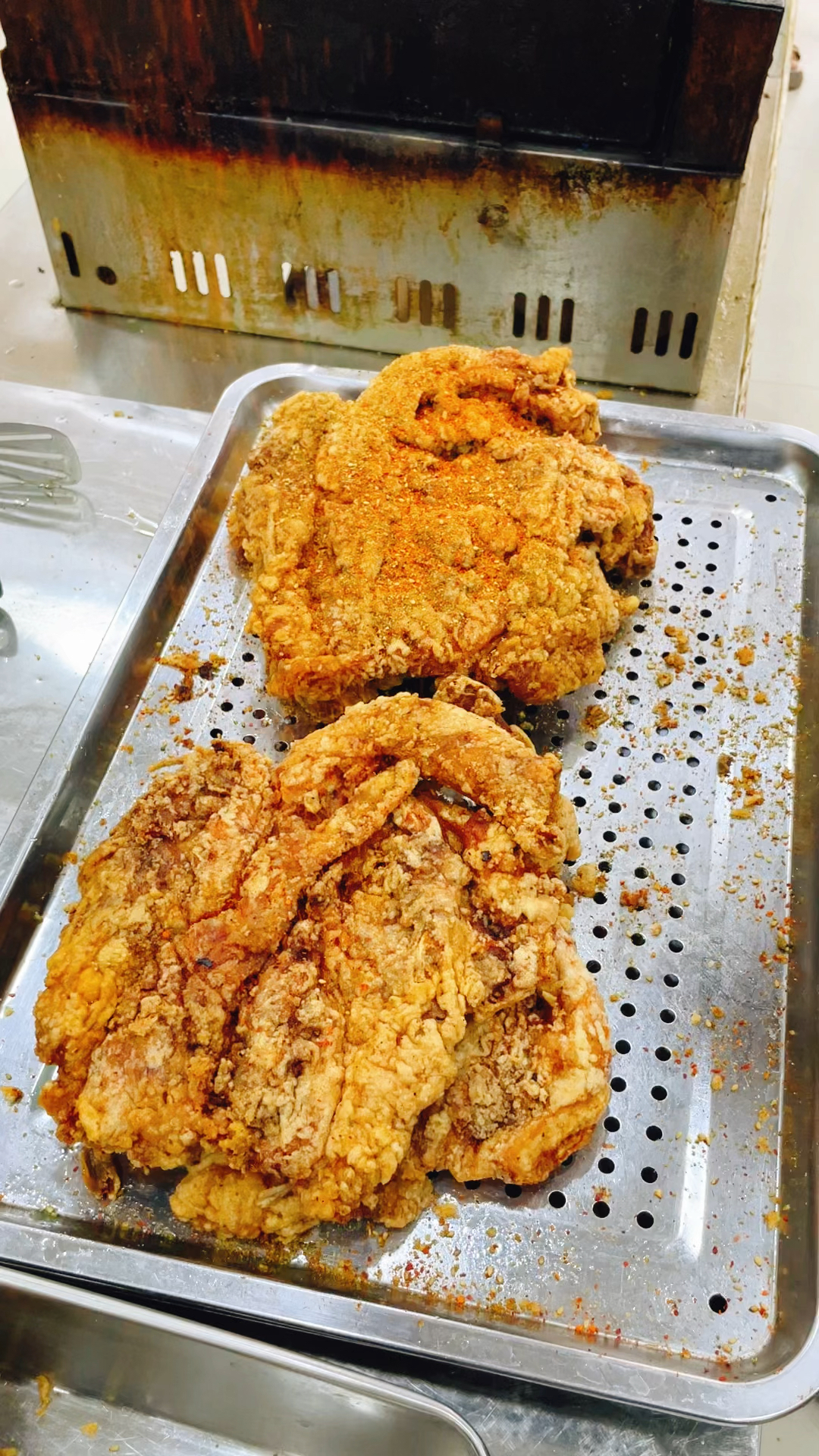 铁板鸡架#手撕铁板鸡架,夜市摆摊忙不停