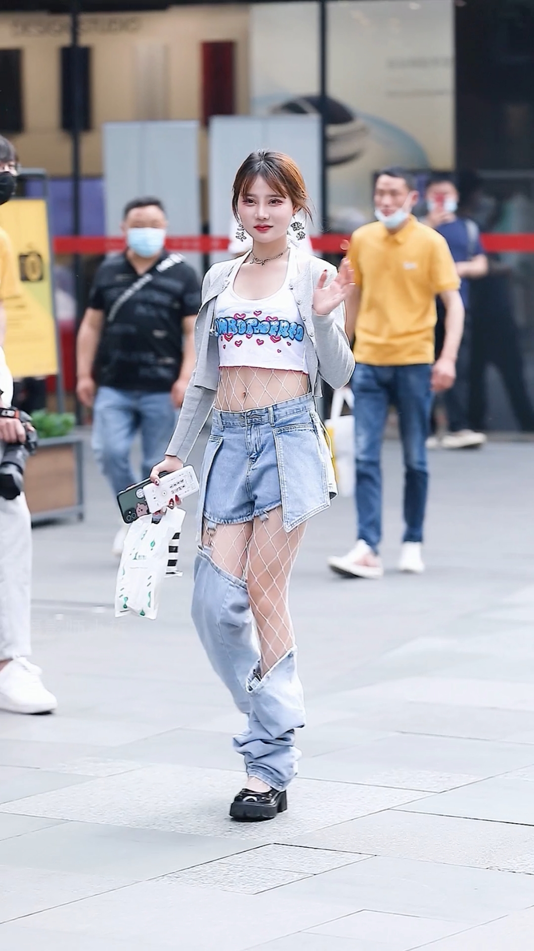 渔网袜加这个分期牛仔裤,清新可爱的女孩!