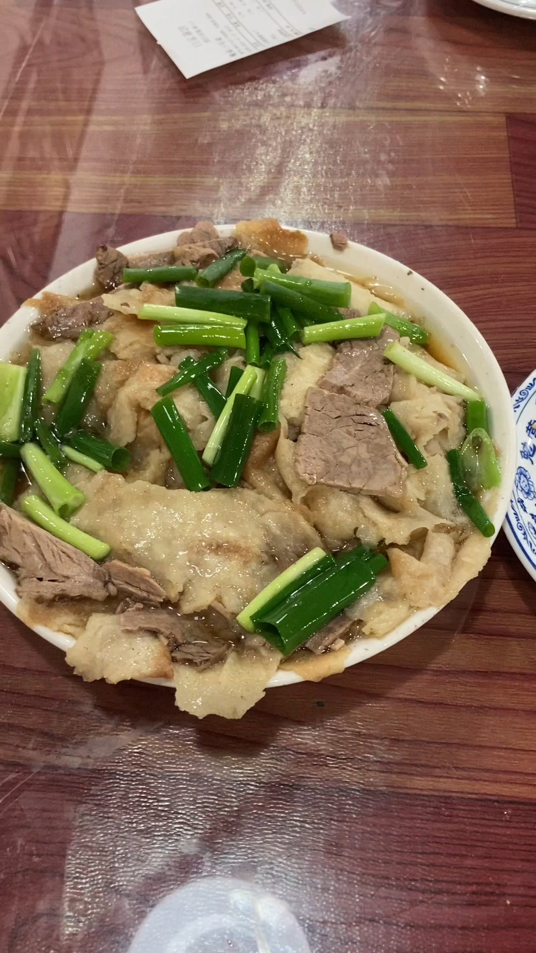 牛肉罩饼是发源河北保定的特色小吃牛肉罩饼中的这个罩字是烫泡的意思