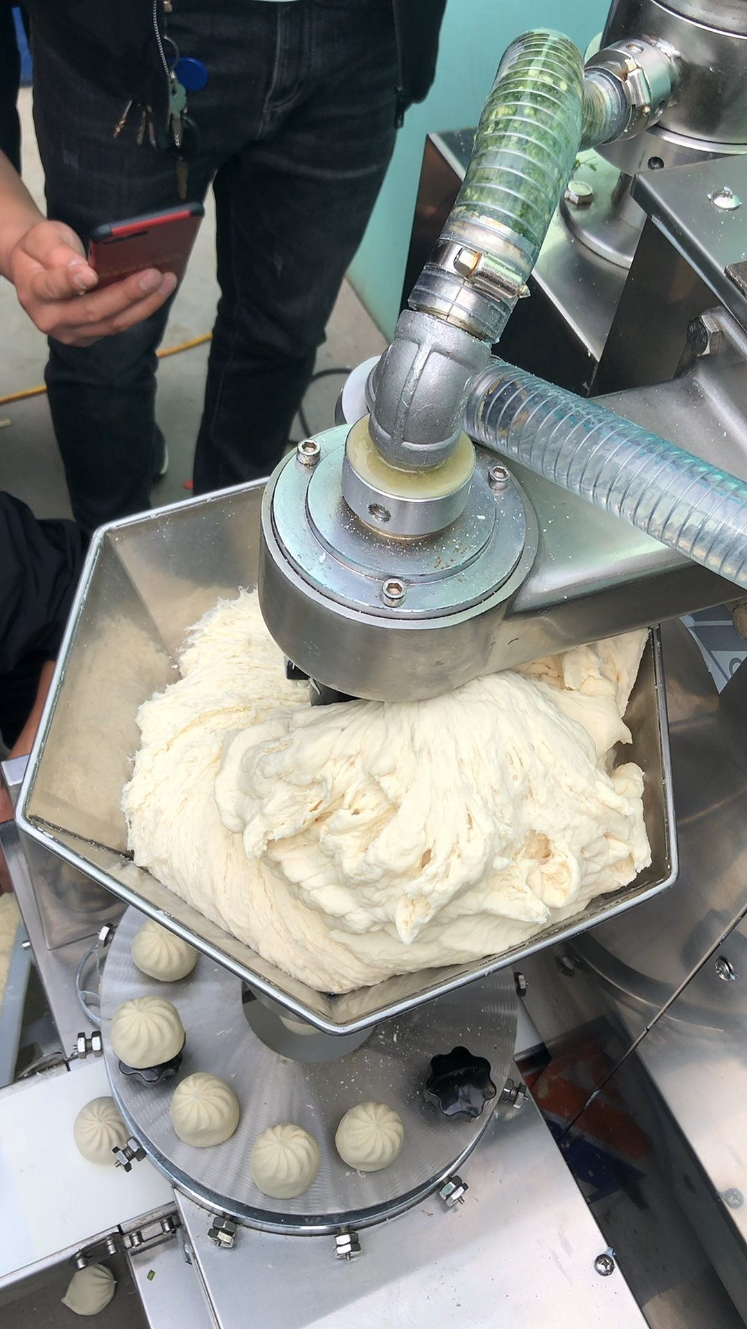 不断改进和完善,做韭菜鸡蛋馅的发面包子机试机完毕,操作简单实用