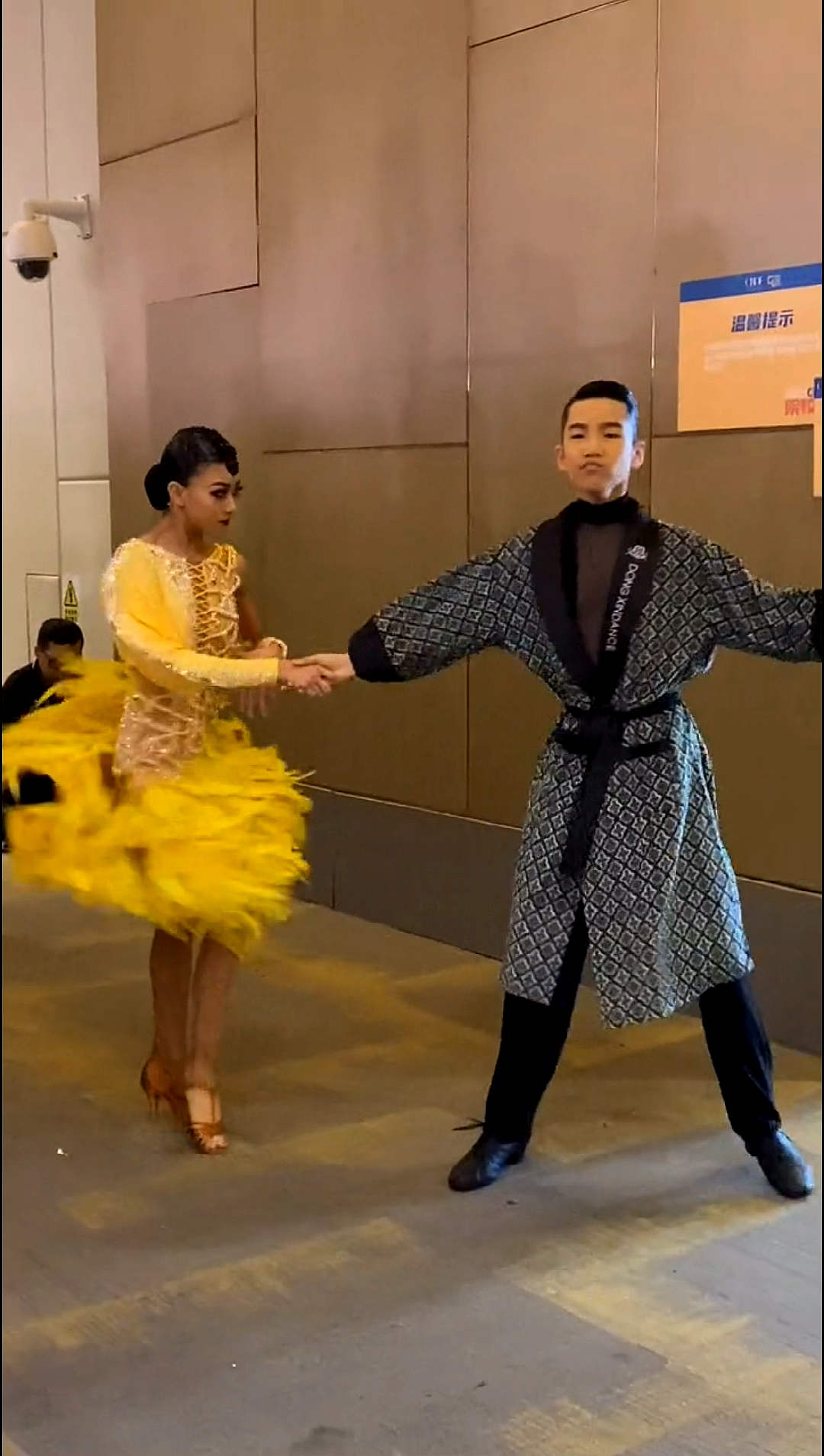 墨茉组合#台上的霸气舞者,台下是个可爱的小男生小美女,你心中的墨 