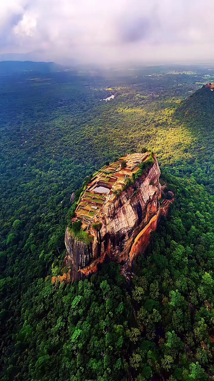 斯里兰卡吉里耶微型狮子岩石古城堡,据说:距离地面180多米