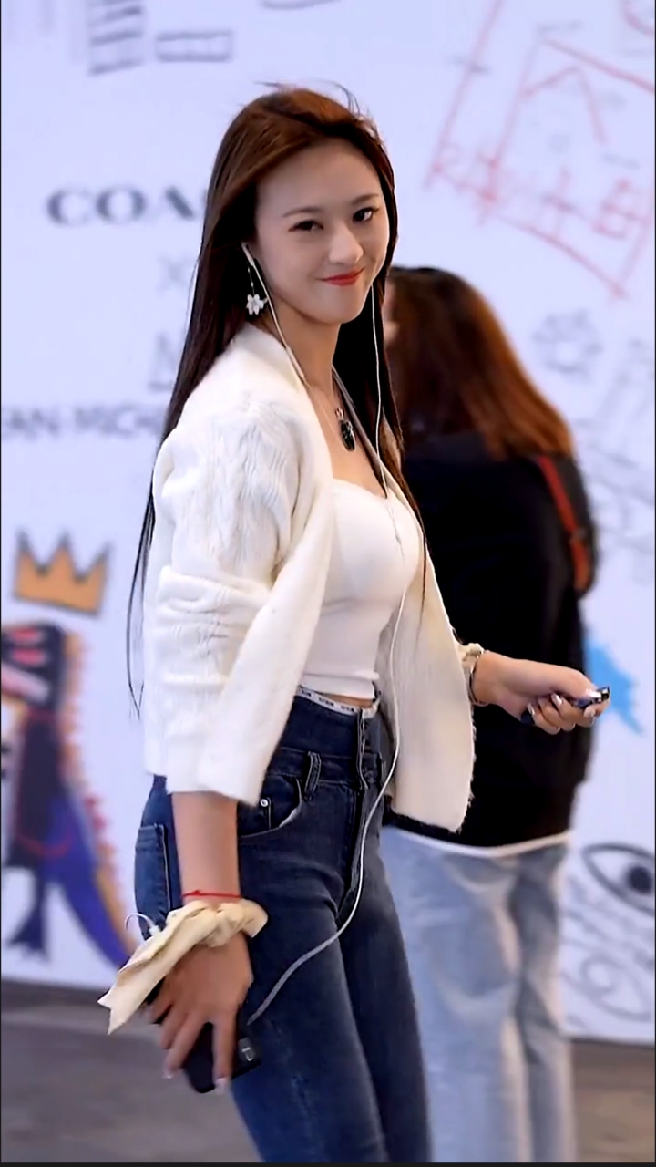 穿搭秀#牛仔裤长发美女