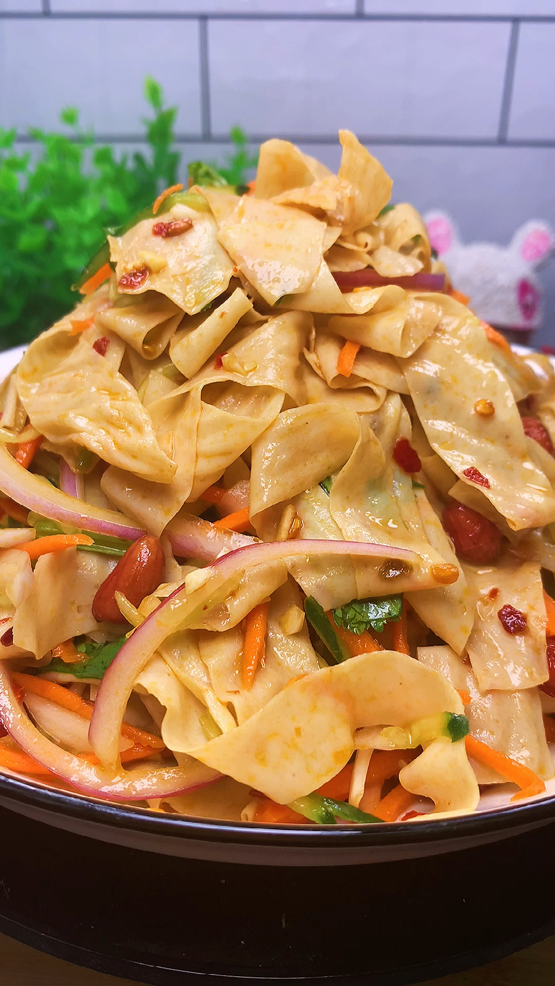 美食#这样做的凉拌豆皮好吃到甜盘底.