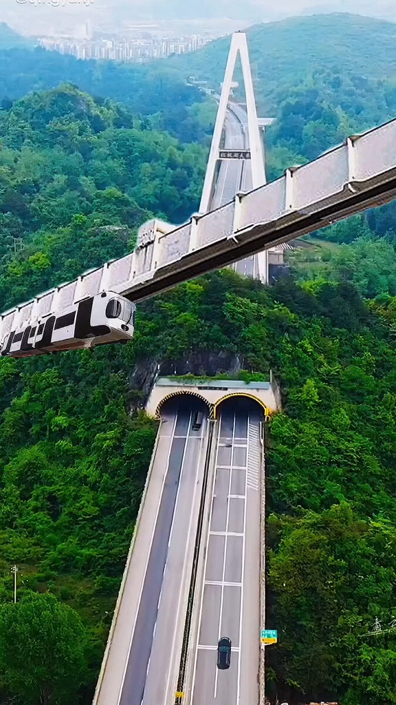 空中驶来的"熊猫"是国内首条空中列车将落成都,车内270度全透明比