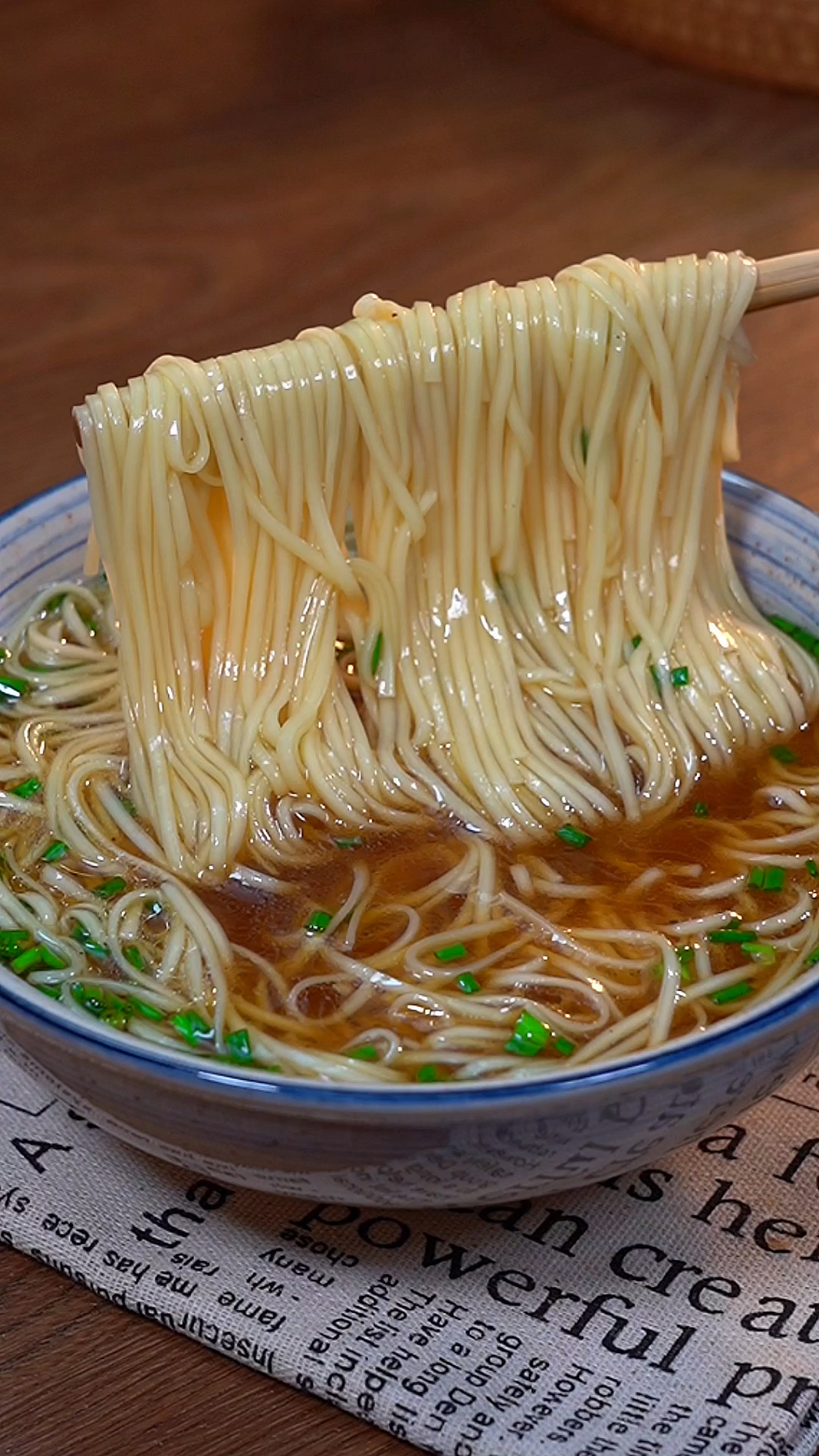 天冷了～来碗热乎乎的阳春面吃吃吧,一口汤一口面,太满足了