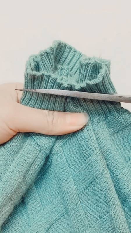 生活小妙招#高领毛衣改低领的方法,不用剪掉,直接用线缝缝就可以了.