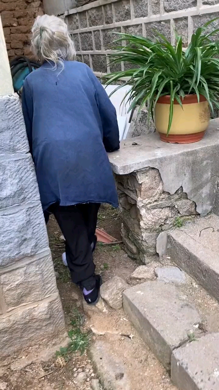 102岁小脚奶奶,身轻如燕,健步如飞,徒手抓鸡,一抓一个准