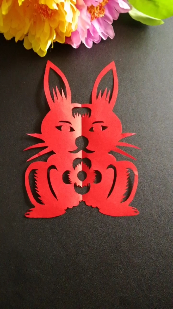 手工剪纸12生肖兔,对折剪款1.