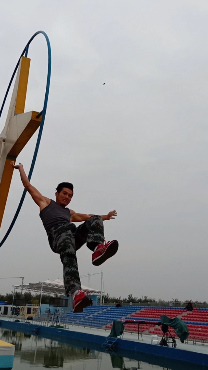 这小伙子荷尔蒙爆棚啊有劲儿