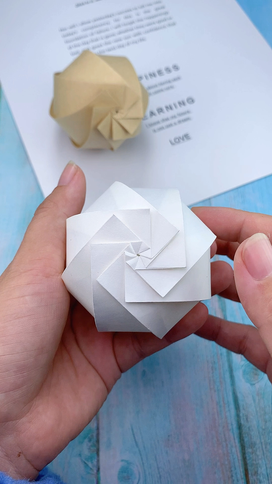 手工折纸#一张纸折的8瓣球体,一看就会哦