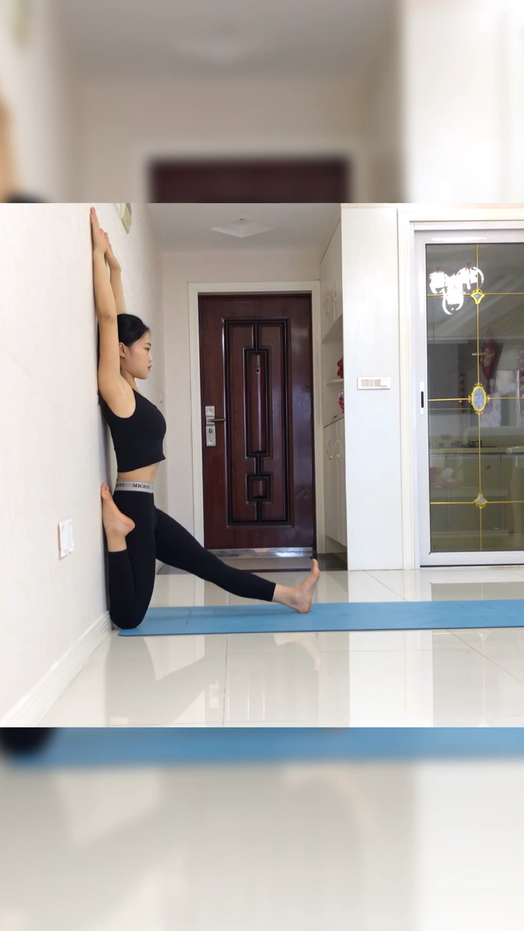 月兔出逃#靠墙腿部拉伸,一字马和鸽子式也就练会啦!