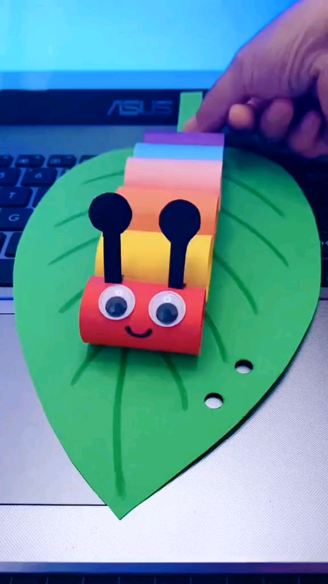 手工制作#用卡纸做超级简单可爱的毛毛虫,还会动哦,太有趣了-度小视