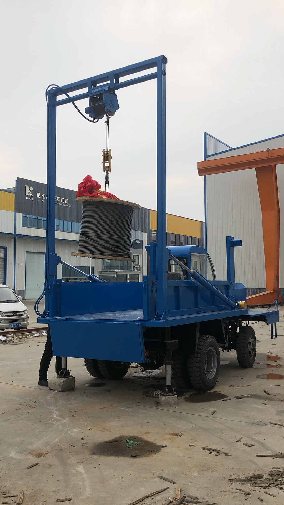 白事龙门吊下葬车