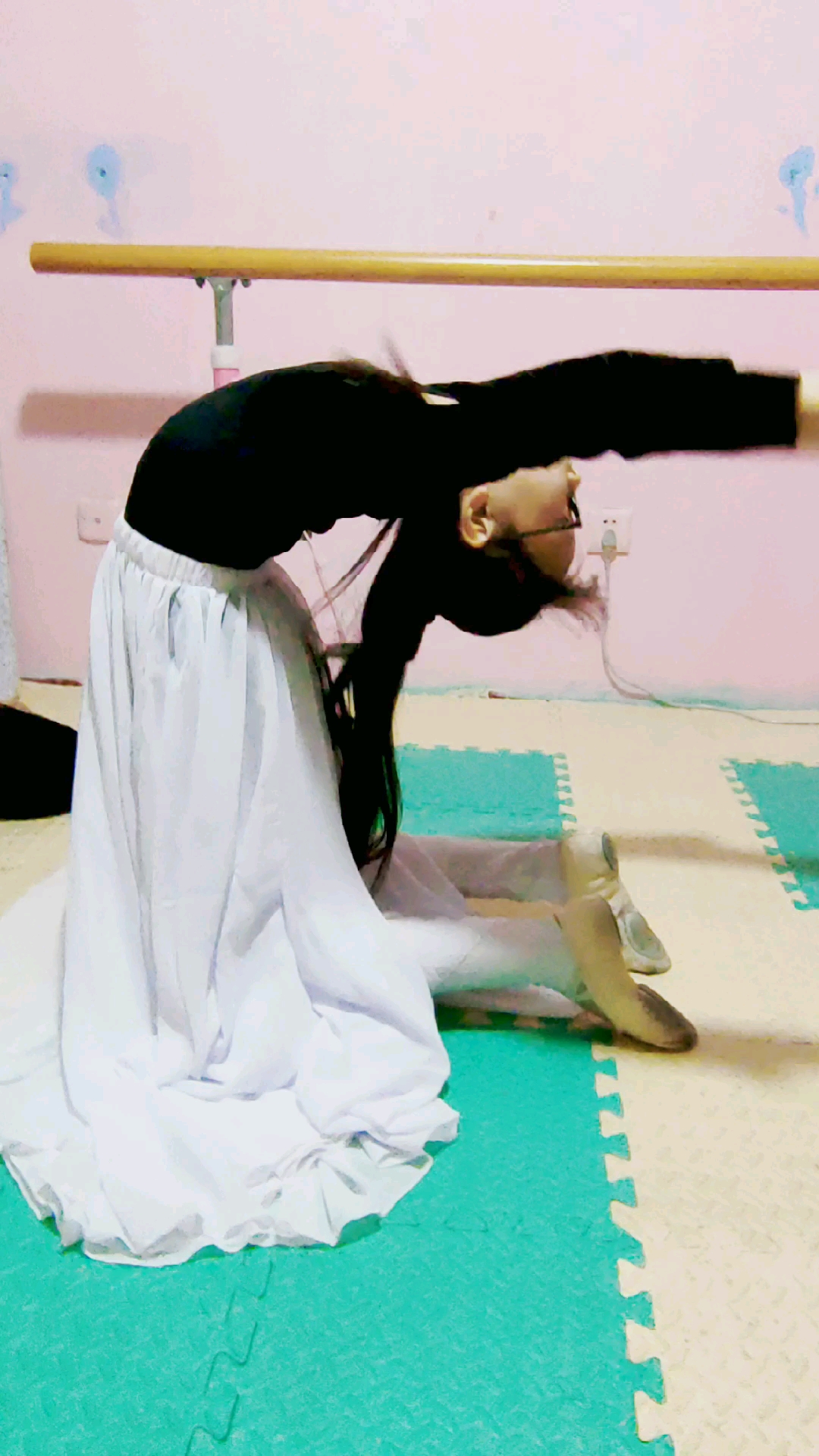 舞蹈基本功#努力的小女孩练功啦