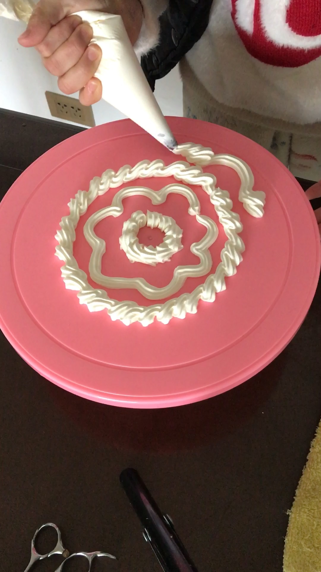 生日蛋糕一个裱花嘴挤出不同花边