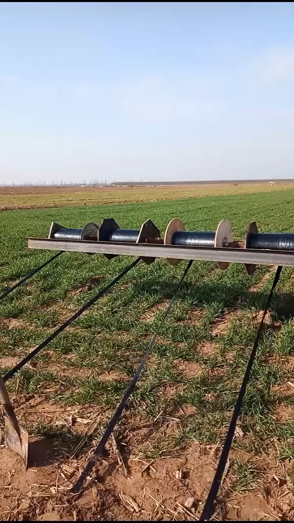 破壳计划16mm迷宫滴灌带铺设视频大家快来看看吧滴灌软带打孔安装滴灌