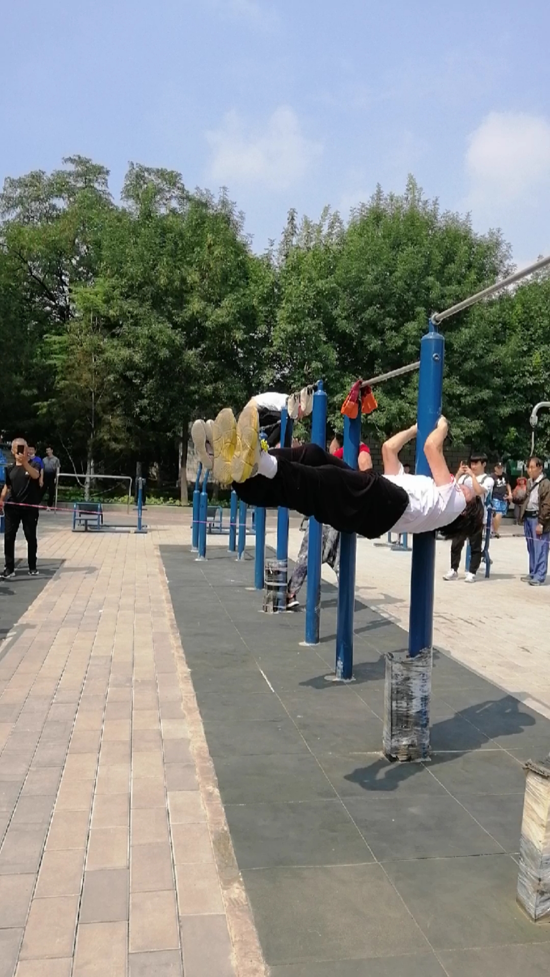 杠友交流会上三个大爷扛龙旗-度小视