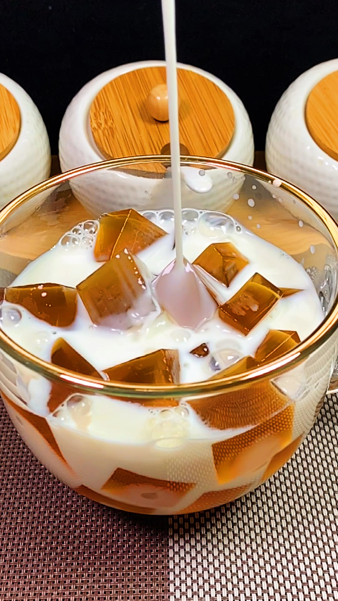 果冻#柠檬红茶冻撞奶,冰冰爽爽好吃!