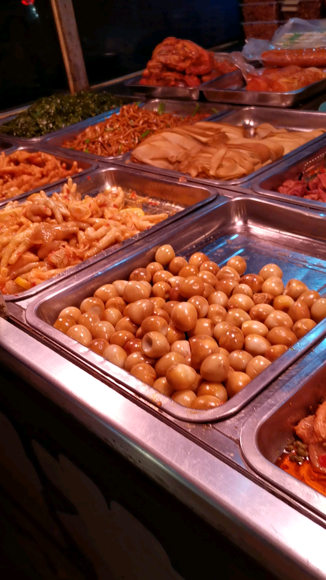 门前小夜市卖熟食的摊位,买两个猪蹄吃