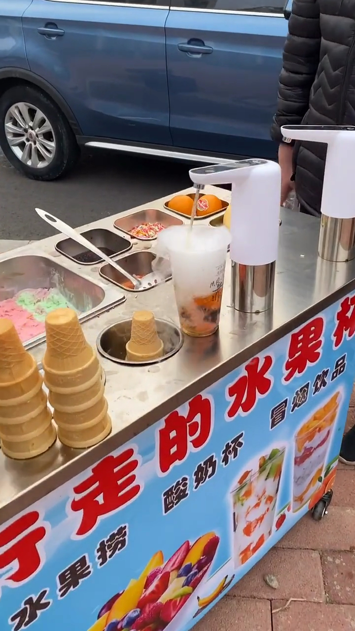 不怕丢人摆摊冒烟冷饮搭配七彩冰激凌学校门口卖爆了