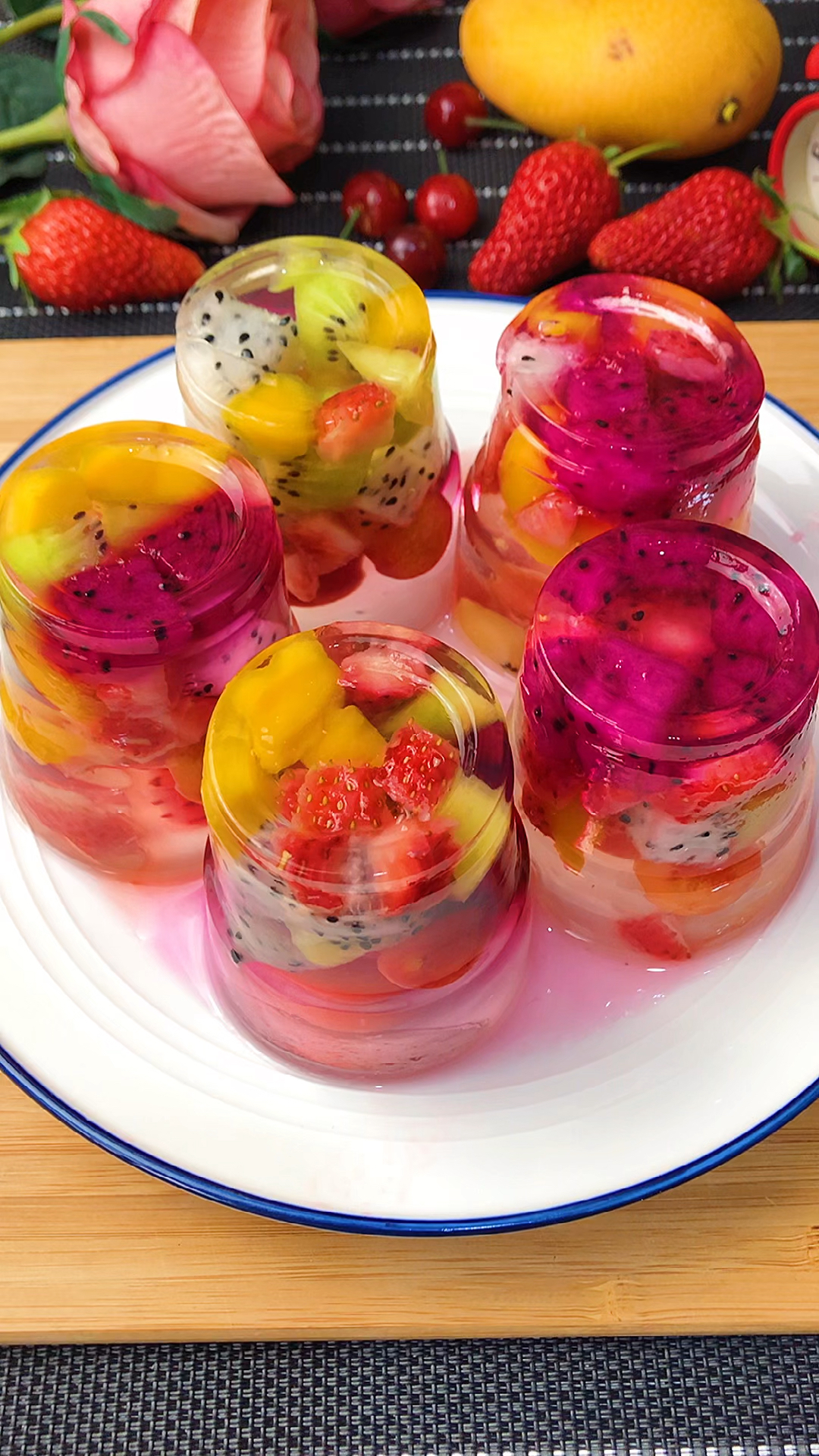 周末在家和孩子一起做水果果冻杯,零添加更放心