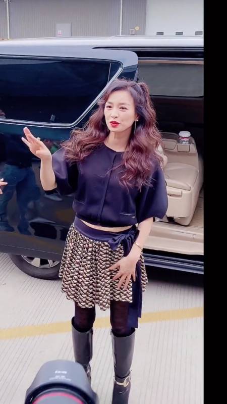 张庭双马尾配短裙,少女感十足!