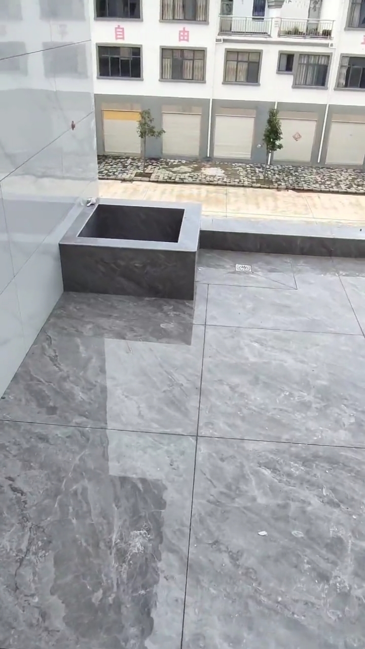 在业主的要求下,用废砖砌了个拖把池,简单实用