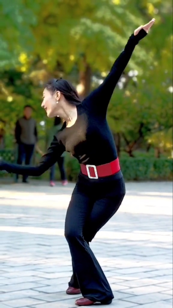 广场舞#北京玲珑舞蹈队!郭小红队长深情演绎的独舞《乌兰巴托的夜》