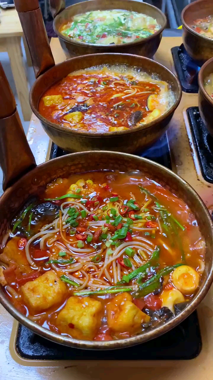 小份铜锅米线,汤鲜味美,米线劲道爽滑,你那里有吗.-度小视