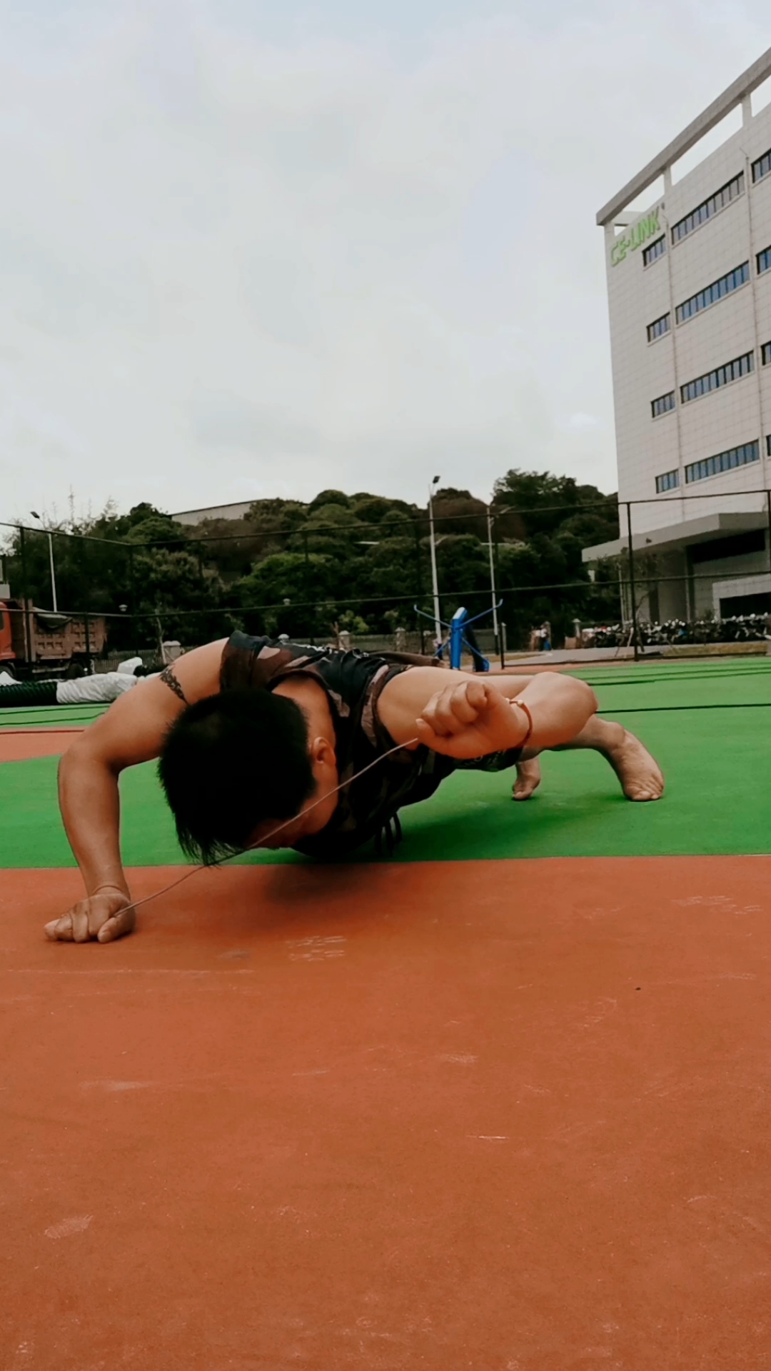 俯卧撑#单手俯卧撑,你能做多少个呢?