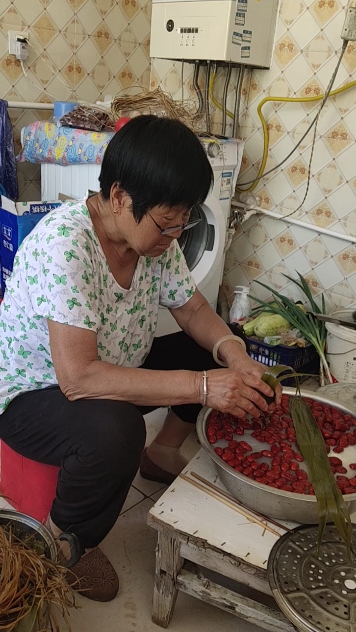 陪伴就是最幸福的事儿,看着老妈包粽子,来自laao妈妈甜蜜的味道