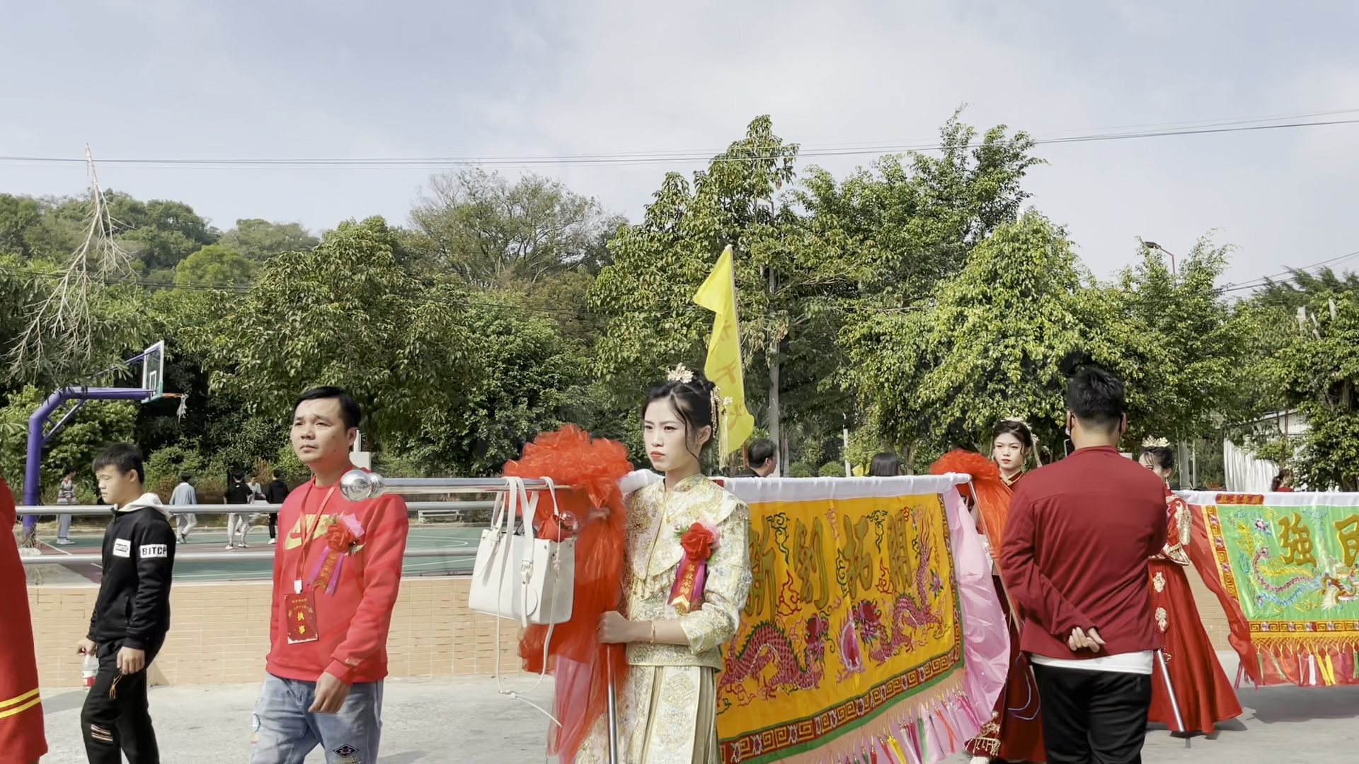 广东潮汕营老爷特色未婚少女扛镖旗巡游据说看上可以上门提亲