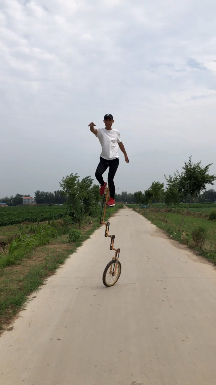 杂技李猛挑战自造独一无二的拐角独轮车