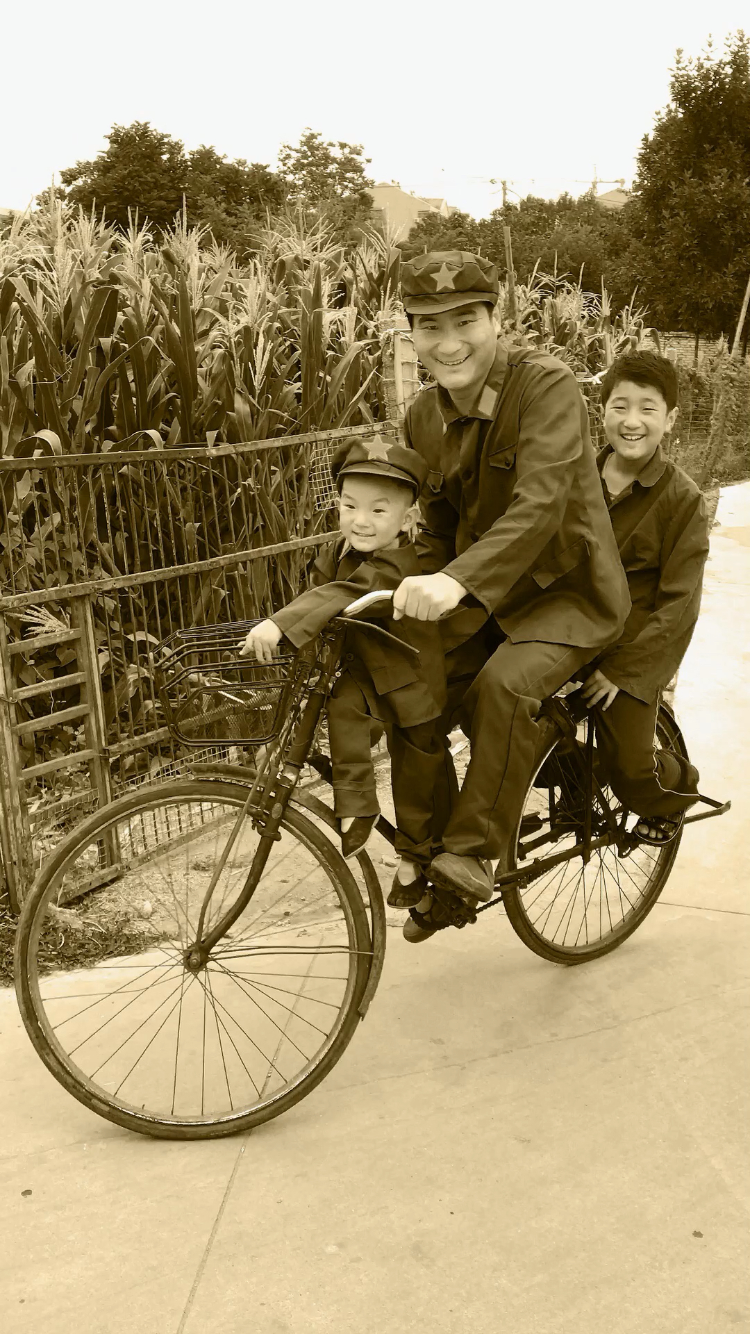 童年回忆80年代爸爸骑着自行车带着我们多少人的回忆