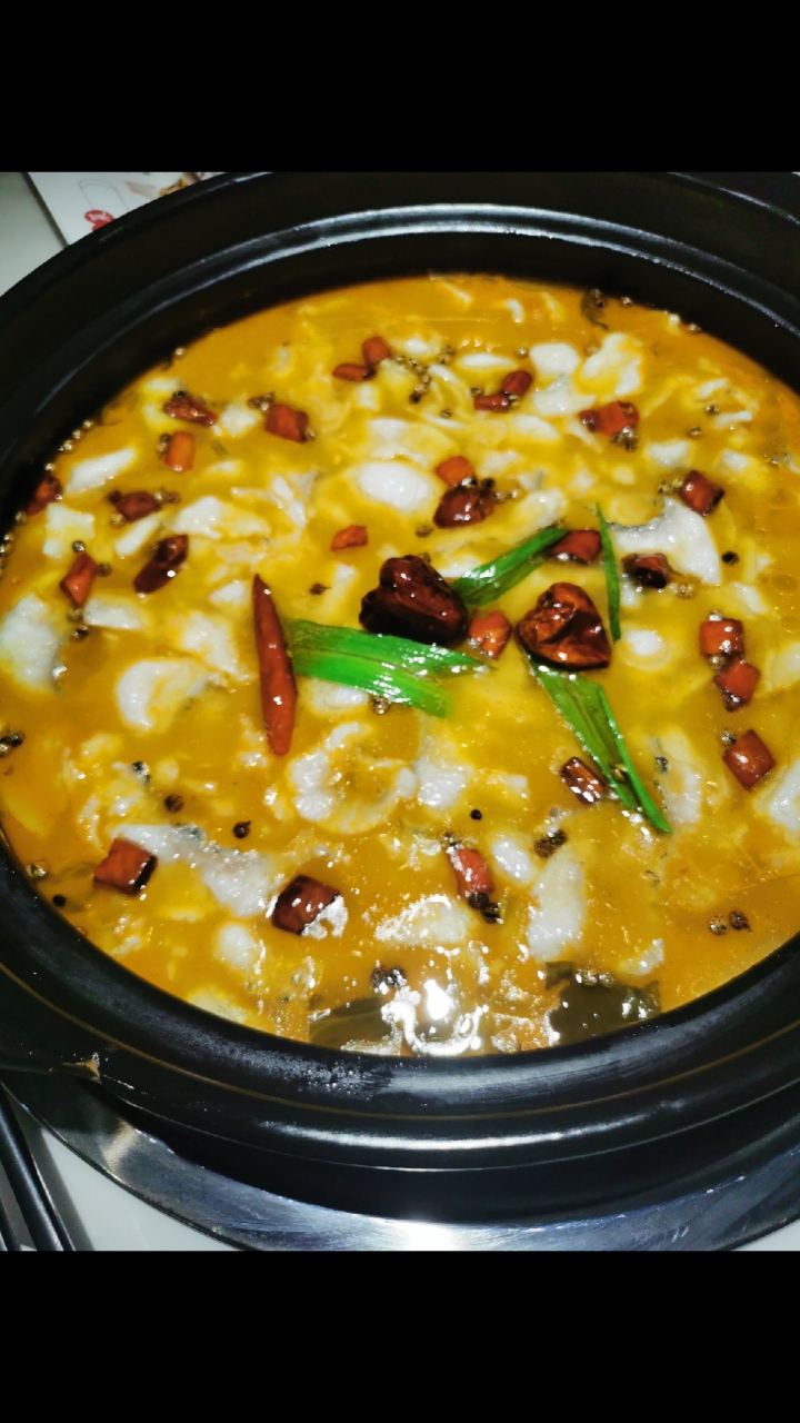 人间美味是火锅#某店财鱼火锅口味多样,肉质嫩滑.