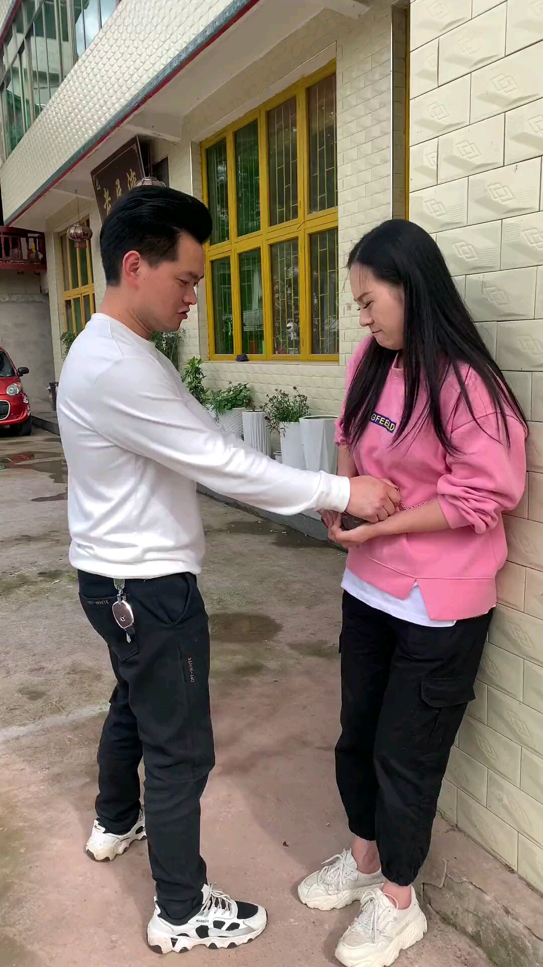 我们夫妻打架,你老丈人既然敢管闲事,我这暴脾气