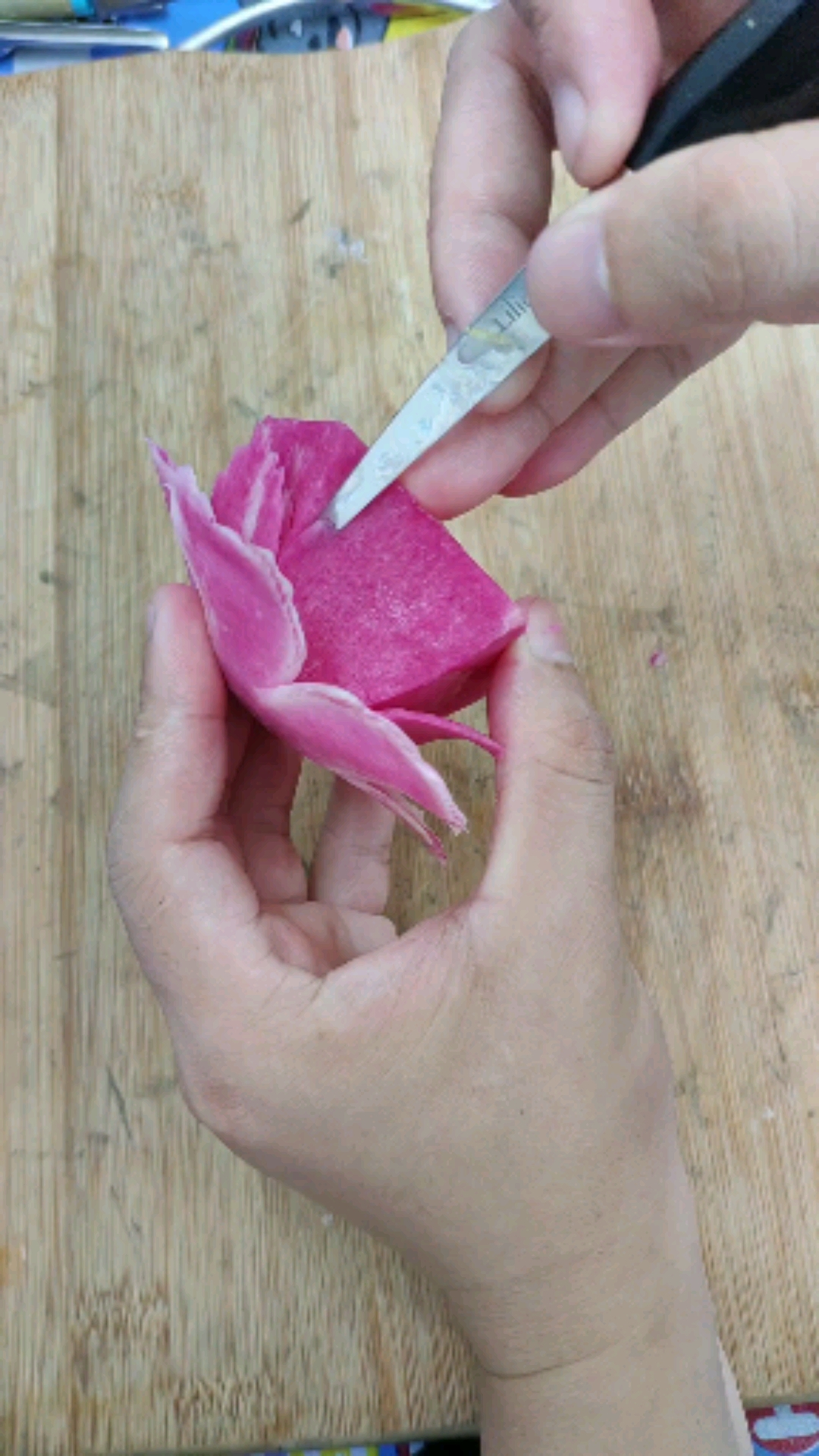 心里美萝卜雕刻牡丹花第15集千万级别手艺分享给你们.