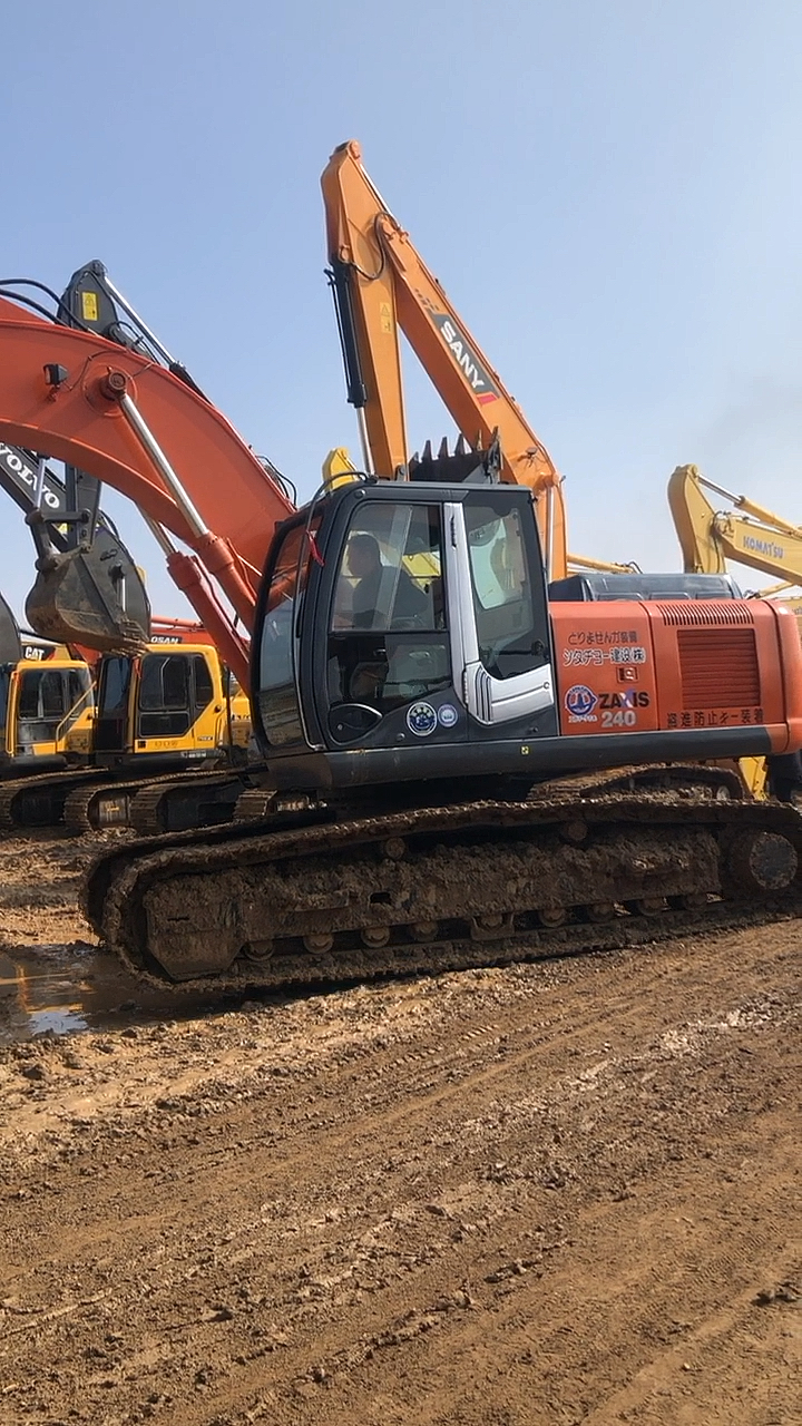 日立240挖掘机#日立240挖掘机,老板您还要看哪台?-全民小视频