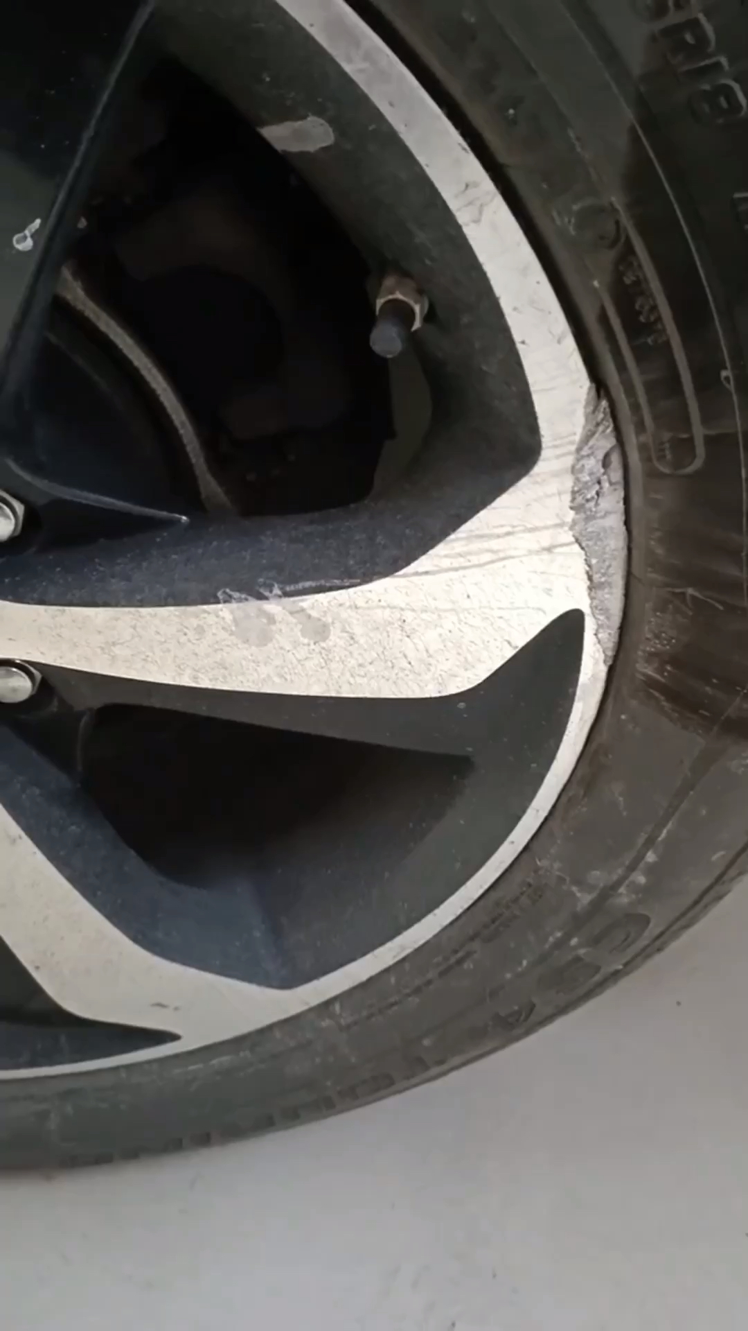 汽车轮毂刮擦后修复全过程!