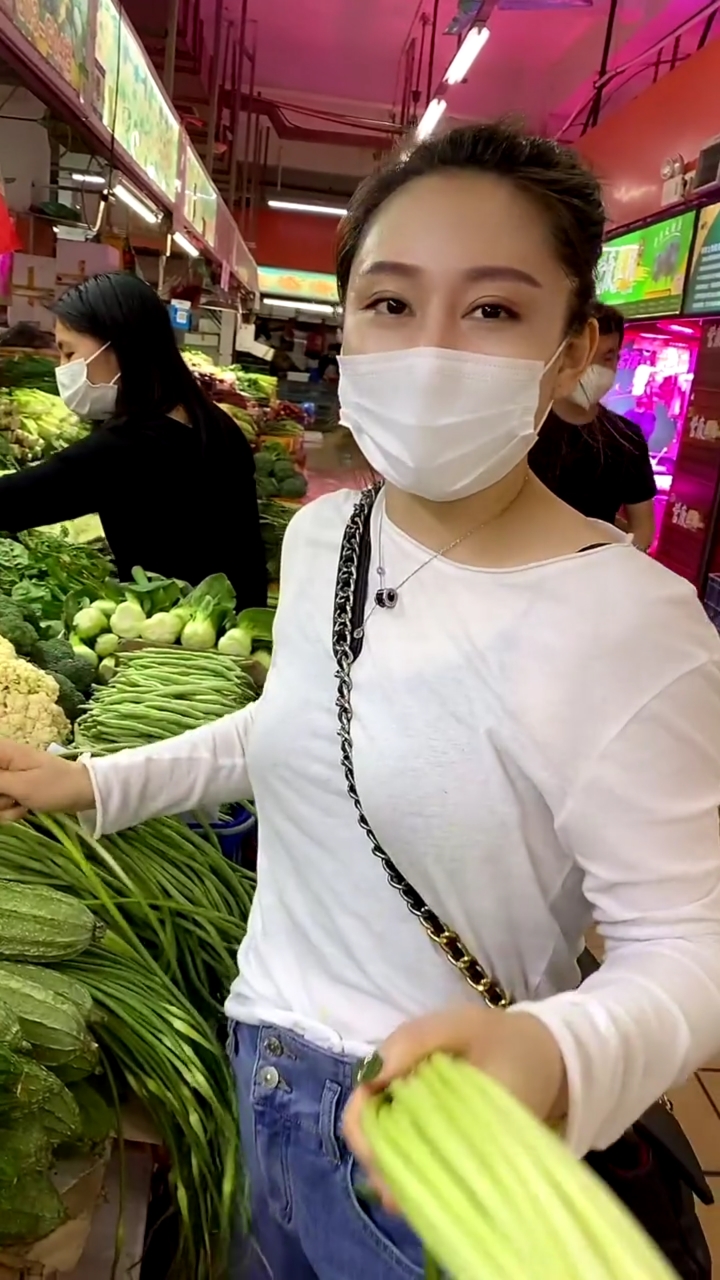 在南方发展的东北大姐工作很辛苦,忙完工作去市场买菜,晚饭做点好吃的