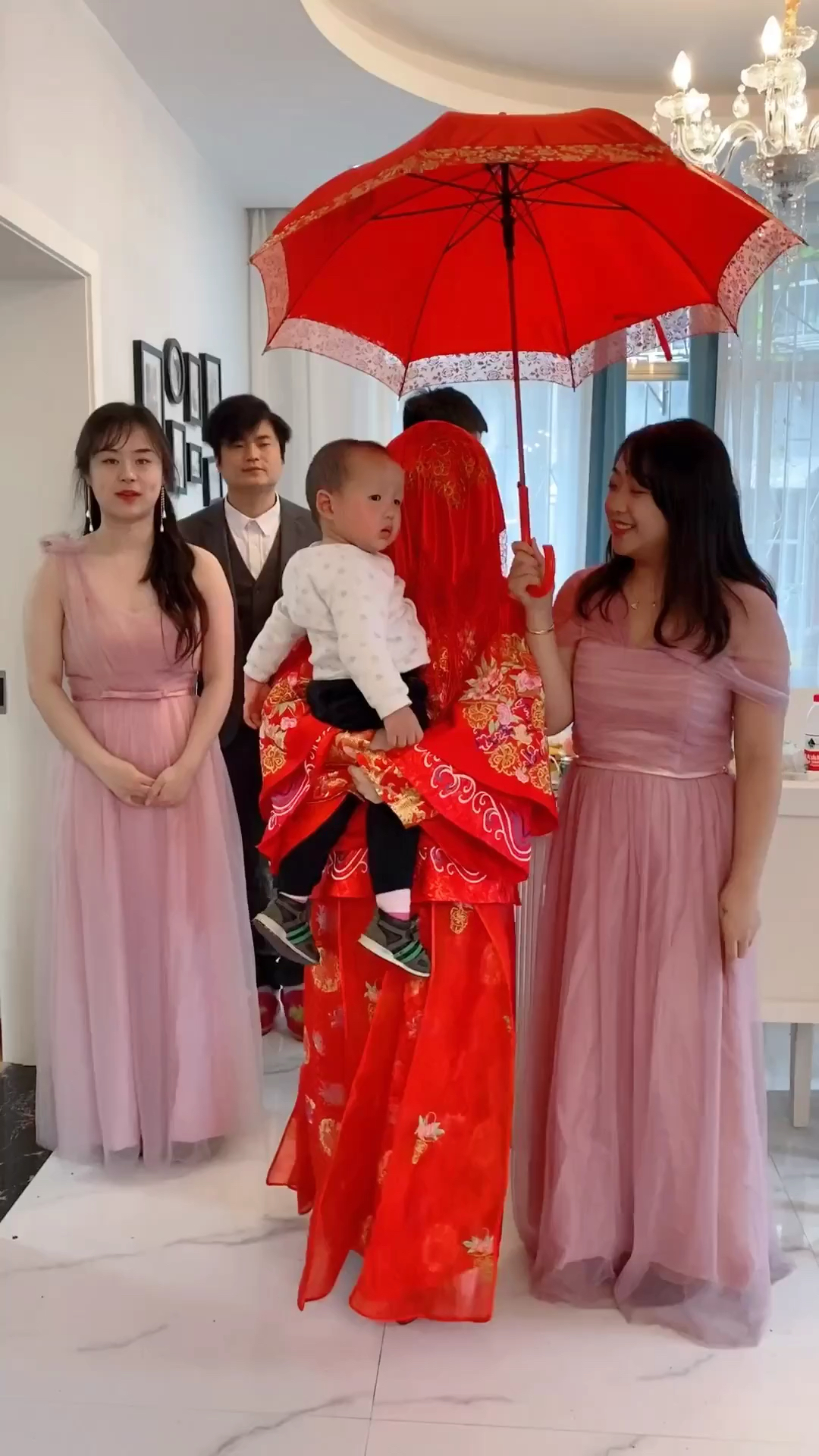 新娘是二婚,新郎接亲时这样做