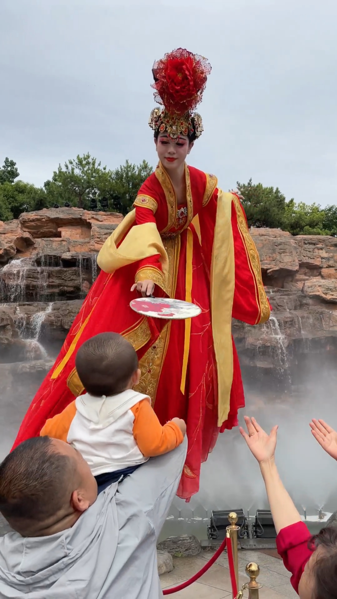 不倒翁小姐姐#小朋友握手美丽的高杆不倒翁小姐姐-度小视