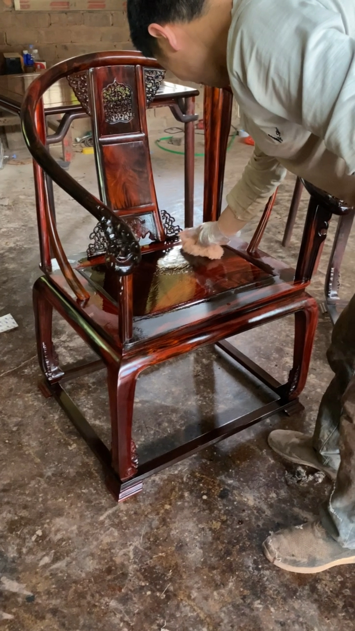 皇宫椅做生漆保养中