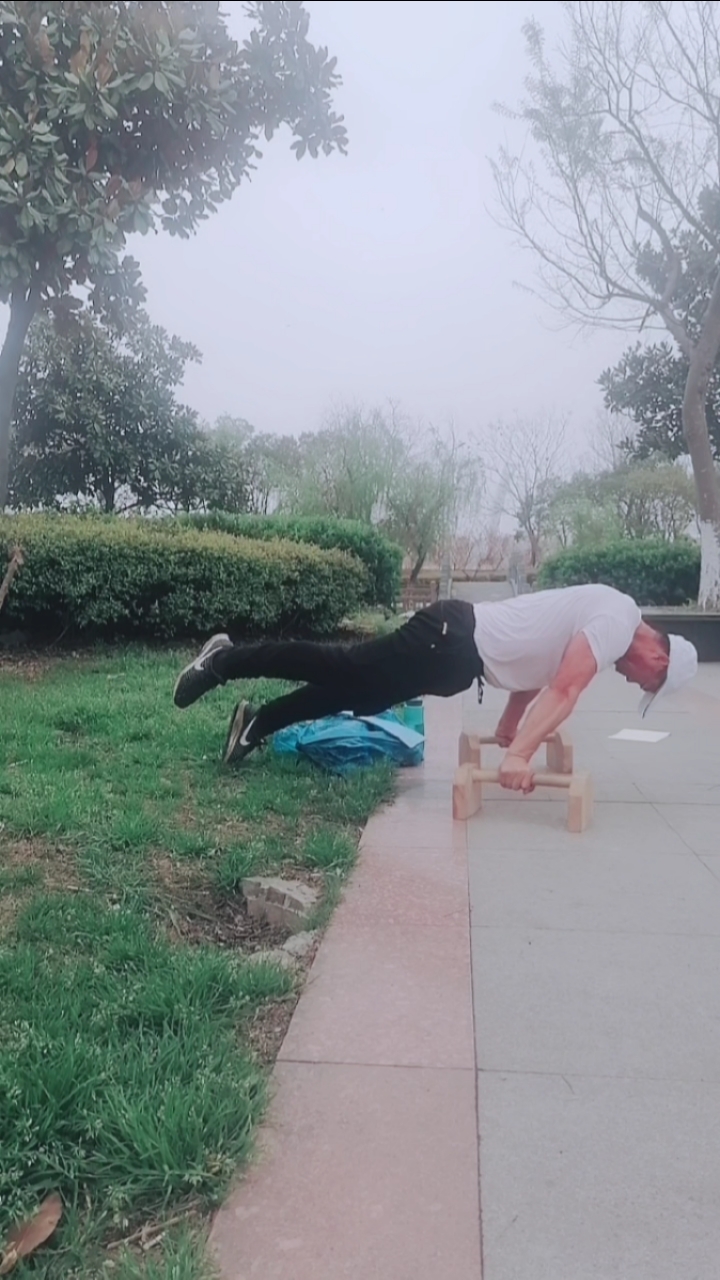 健身宁教练传递健身正能量#冲肩