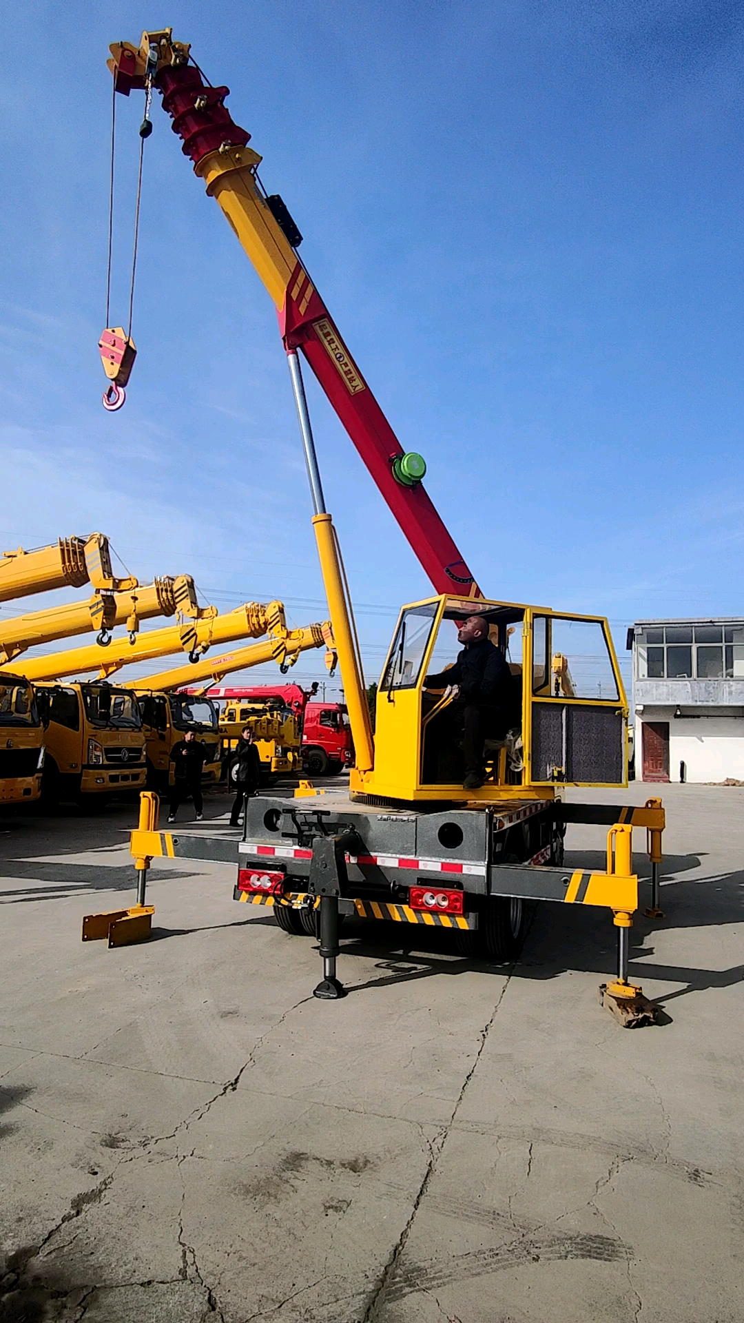 全国首台蓝牌吊车下线吊车汽车吊小汽车吊