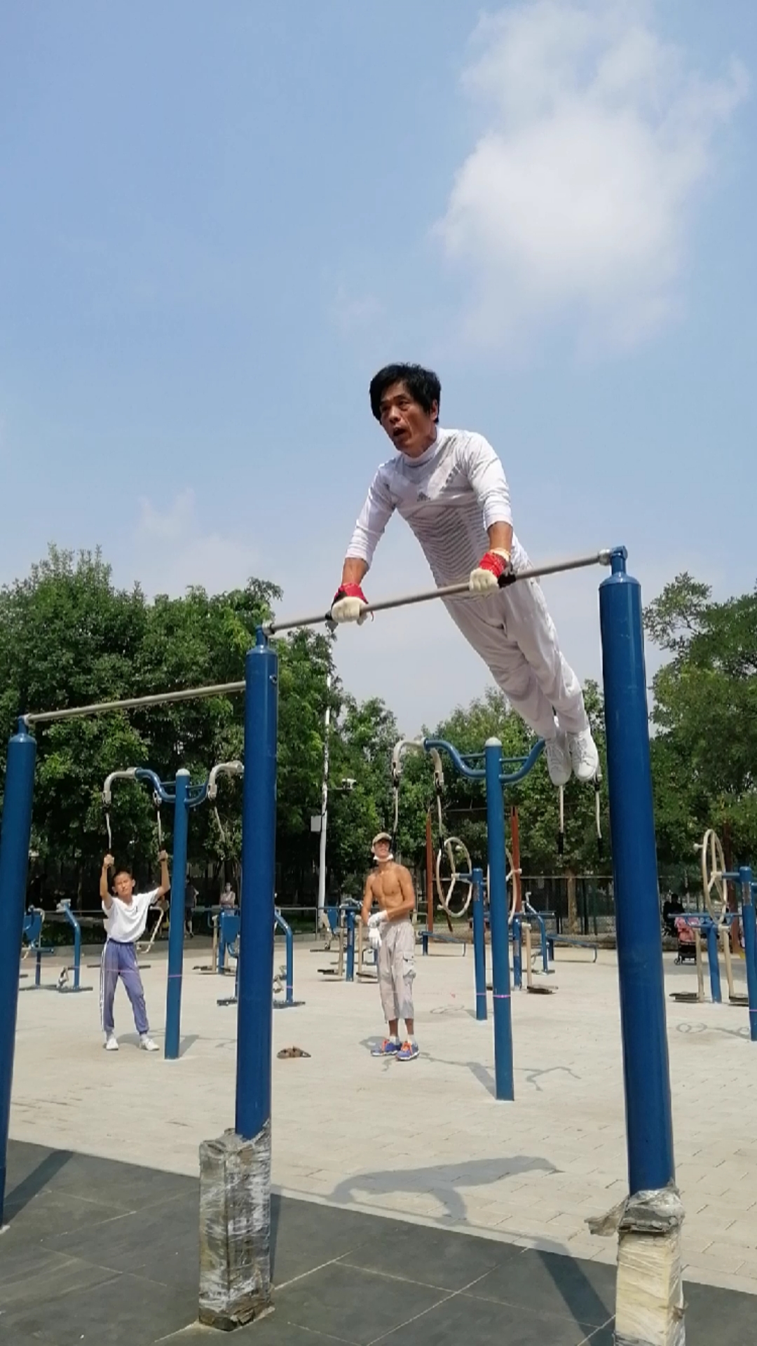 口号大叔的标准单杠屈伸上