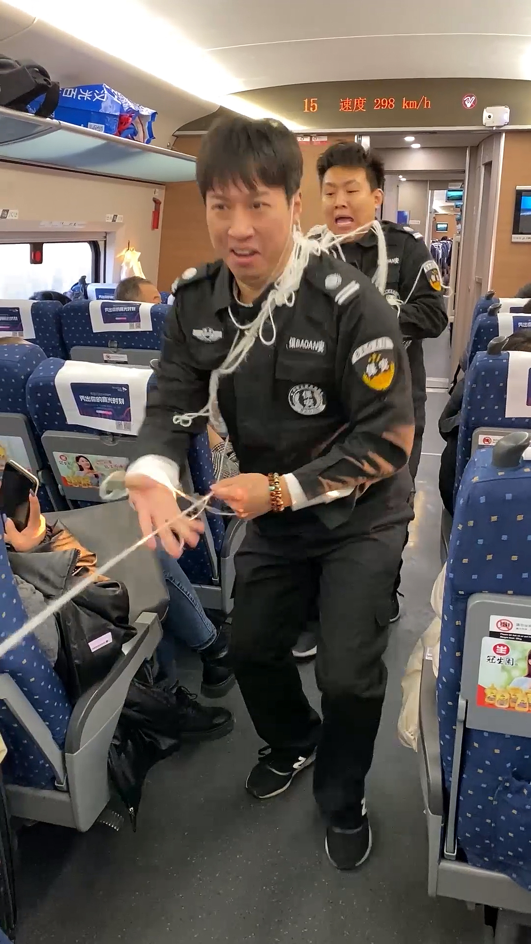 保安兄弟闯高铁!哈哈