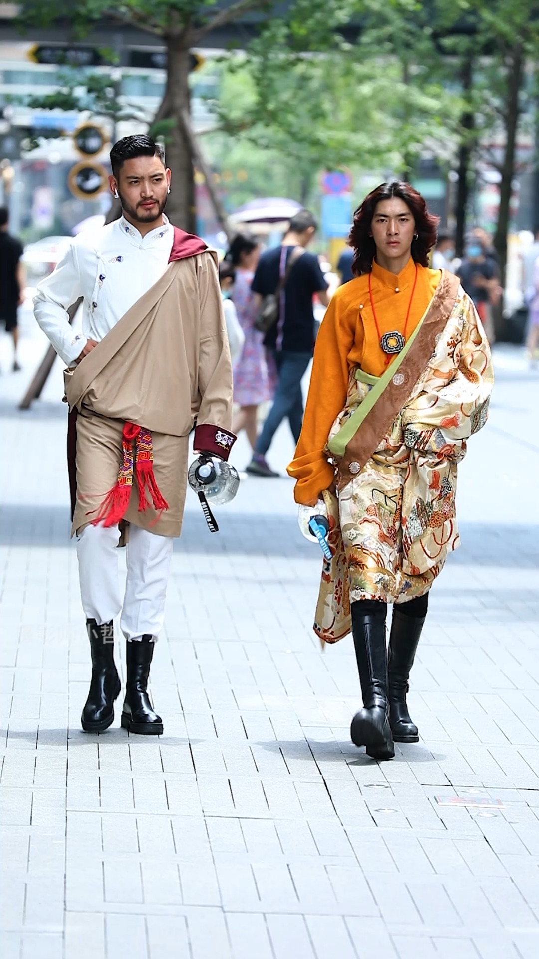 康巴汉子有多帅#来自理塘的康巴汉子盛装进城,阳光帅气十足!