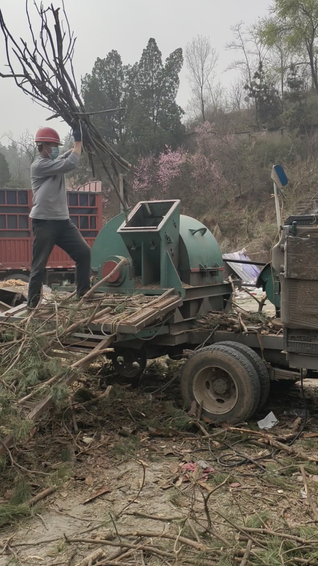 废弃树枝粉碎机加工以后既能做燃料,还能种蘑菇!用处多的很!